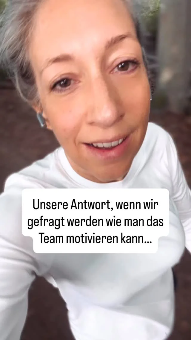 Du kannst dein Team nicht motivieren.

Egal wie viele Teamevents du planst. Egal wie viele motivierende Sprüche du in Meetings sagst. Egal wie viel Energie du investierst.

Motivation kommt immer von innen.

Was du als Führungskraft tatsächlich beeinflussen kannst ist etwas anderes.

Du kannst dafür sorgen dass du der Motivation deines Teams nicht im Weg stehst.

Und das ist die eigentlich entscheidende Frage:

Was demotiviert dein Team gerade?

Ist es fehlende Wertschätzung? Unklare Erwartungen? Mikromanagement das jede Eigenverantwortung erstickt? Entscheidungen die ohne Erklärung getroffen werden? Ein Arbeitsklima das mehr nimmt als gibt?

Mehr dazu in unserer neuen Podcastfolge, die am Donnerstag rauskommt. Link in Bio