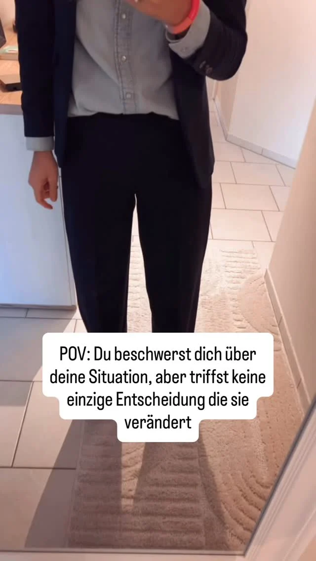 Meine Kundin saß mir gegenüber und erzählte von der Praxis, die sich nicht mehr richtig anfühlt. Von ihrem Team, das nicht mitzieht und von der Erschöpfung die nicht mehr weggeht.

Und dann fragte ich sie was sie in den letzten drei Monaten konkret verändert hat.

Nichts.

Weil Beschreiben einfacher ist als Entscheiden. Weil Klagen sicherer ist als Handeln. Weil solange man sich beschwert, man noch hoffen kann dass es sich von selbst löst.

Tut es aber nicht.

Das ist die härteste Wahrheit die ich in der Beratung immer wieder ausspreche.

Deine Situation verändert sich nicht durch Gespräche über sie.

Sie verändert sich durch Entscheidungen in ihr.

Kleine Entscheidungen. Große Entscheidungen. Aber Entscheidungen.

Was wäre die eine Entscheidung die du heute treffen könntest? 👇 💙