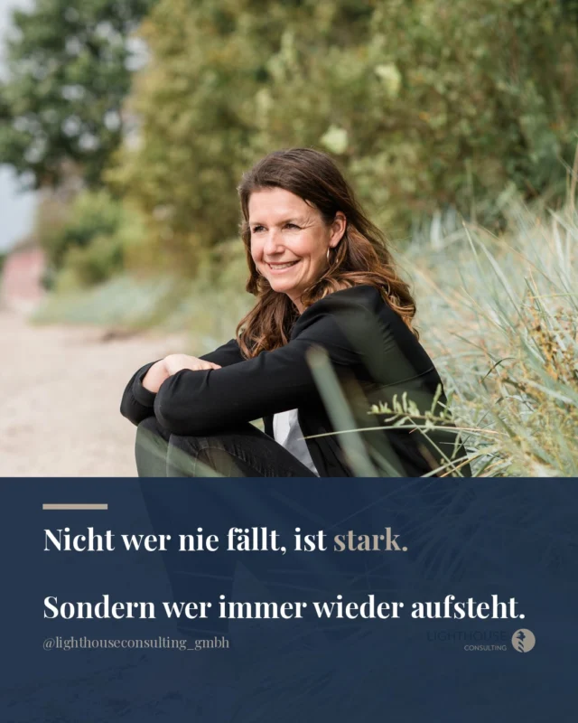 Wer immer wieder aufsteht, hat nicht weniger Gegenwind.

Manche Tage in der Praxis fordern alles. Das Team, die Patienten, die Zahlen, die eigene Energie. Und trotzdem geht es weiter.

Resilienz bedeutet nicht, dass nichts wehtut. Es bedeutet, dass du weißt, wie du dich wieder sammelst. Dass du eine innere Mitte hast, zu der du zurückfindest, auch wenn der Tag dich aus der Bahn geworfen hat.

Das ist keine Frage der Stärke. Das ist eine Frage der Übung.

Was hilft dir persönlich, nach einem harten Tag wieder in deine Mitte zu kommen?