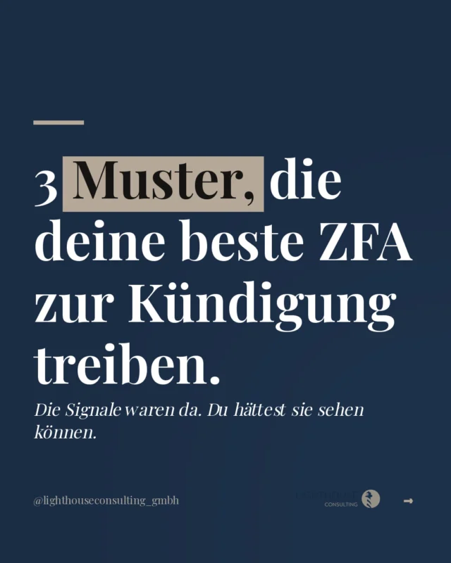 Die Kündigung kommt ohne Vorwarnung. Aber die Signale waren da.

Viele Praxisinhaber:innen erleben diesen Moment: Die ZFA, auf die man sich blind verlassen konnte, legt die Kündigung auf den Tisch. Kein Gespräch vorher, kein Zeichen. Oder doch?

Im Karussell zeige ich dir drei Muster, die ich immer wieder sehe. Kein Vorwurf, keine Schuldzuweisung, sondern ein ehrlicher Blick auf das, was oft im Alltag untergeht. Denn die meisten Praxen verlieren gute Leute nicht wegen des Gehalts, sondern wegen Dingen, die sich still aufbauen und nie ausgesprochen werden.

Nimm dir zwei Minuten, wisch dich durch die Karten und frag dich ehrlich: Was davon kenne ich?

Kommentiere SIGNAL und ich schicke dir das PDF mit allen drei Mustern und konkreten Impulsen für dein nächstes Teamgespräch direkt per DM.