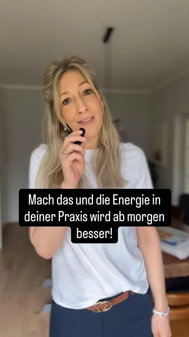 Folge uns gerne für mehr Energie in deiner Praxis! 

Jeder Einzelne in der Praxis trägt einen Teil dazu bei, wie die Gesamtstimmung ist. 
Reflektiert euch mal, wenn ihr morgens in die Praxis kommt und wie ihr so durch den Tag geht. 

Dann versprüht ihr mal eine ordentliche Portion Positivität, lächelt jeden an, der euch über den Weg läuft und geht mit einer Haltung durch die Praxis die zeigt „das wird ein richtig toller Tag und wir werden heute viele Patienten glücklich machen“!

Ich verspreche euch, dass sich die Energie in eurer Praxis innerhalb kürzester Zeit positiv verändern wird.

Probiert es direkt morgen aus!