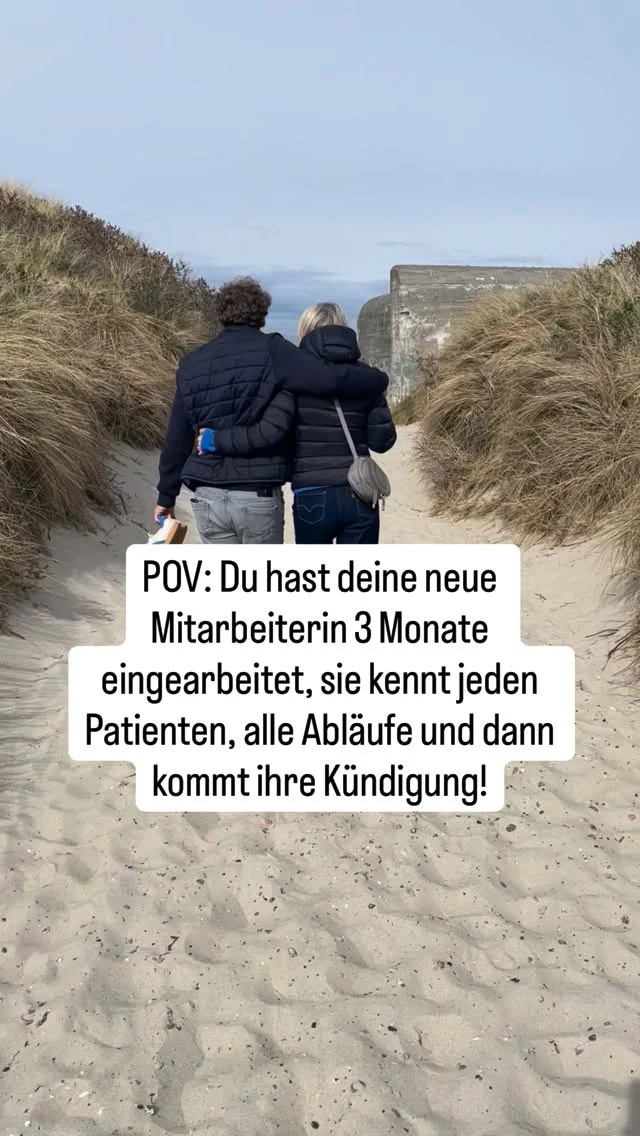 Drei Monate hast du ihr alles gezeigt. Jeden Patienten mit Namen, jede Besonderheit, jedes kleine Detail das nirgendwo aufgeschrieben steht aber einfach dazugehört.
 
Sie kannte die Angstpatientin die immer zehn Minuten früher kommt. Den älteren Herrn der immer einen kurzen Plausch braucht. Den Ablauf der bei euch einfach so funktioniert und das seit Jahren.
 
Und dann kommt der Umschlag.
 
Und mit ihm verschwindet nicht nur eine Mitarbeiterin, sondern drei Monate deiner Zeit, deiner Geduld und deiner Energie.
 
Das ist der versteckte Preis von Fluktuation den niemand in einer Statistik erfasst.
 
Nicht das Gehalt. Nicht die Inseratskosten.
 
Sondern das Wissen das mit ihr geht. 💙