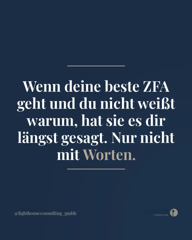 „Ich schätze mein Team doch wirklich. Warum merken die das nicht?“ Diesen Satz hören wir oft.

Und wir glauben, dass die meisten, die ihn sagen, ihn auch so meinen. Das Problem ist nicht der fehlende Wille.

Das Problem ist, dass Wertschätzung, die nicht ankommt, keine Wertschätzung ist. Gut gemeint ist nicht gut gemacht.

Das ist kein Vorwurf. Aber es ist klar.

Und es ist der Unterschied, der am Ende entscheidet, ob deine beste ZFA bleibt oder kündigt, ohne dass du weißt warum. Nicht Theorie.

Dinge, die du morgen früh tun kannst. Welchen davon setzt du als Erstes um?