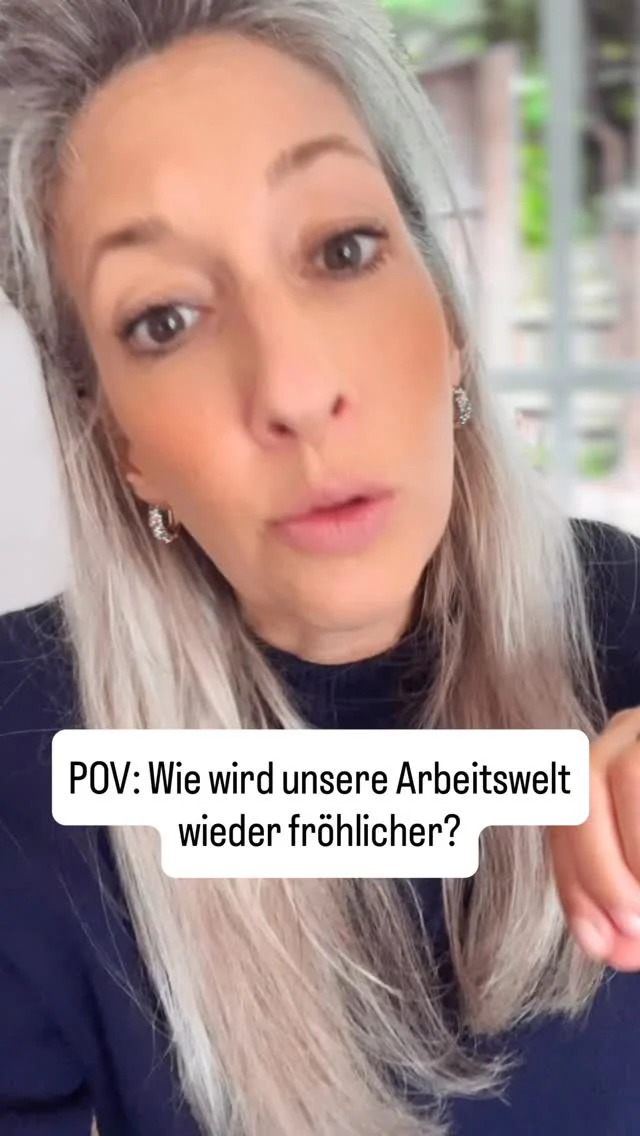 Weißt du was uns antreibt?

Die Vorstellung, dass Arbeit auch Freude machen kann. 
Nicht immer und jeden Tag, aber grundsätzlich schon!

Dass man morgens in die Praxis kommt und denkt: ich bin hier richtig. Meine Arbeit zählt und mein Team ist okay.

Das klingt vllt utopisch und wie ein ehemaliger Kollege immer zu mir gesagt hat: „Stephie, du siehst auch alles durch deine rosarote Brille“
Aber wir erleben Praxen, die genau das schaffen. Wir sehen Teams die funktionieren und Führungskräfte die gelernt haben zu führen und Mitarbeiter die gelernt haben, Verantwortung zu übernehmen.

Es ist möglich! Aber es braucht beide Seiten: Führungskräfte, die Klarheit geben und Richtung vorgeben und Wertschätzung zeigen.

Und Mitarbeiter die ihre Haltung reflektieren und nicht warten, bis es besser wird und selbst einen Schritt machen.

Die Arbeitswelt wird nicht fröhlicher weil wir darauf warten, sondern weil wir anfangen sie fröhlicher zu machen. 

Teile deine Gedanken hierzu gerne in den Kommentaren 🫶