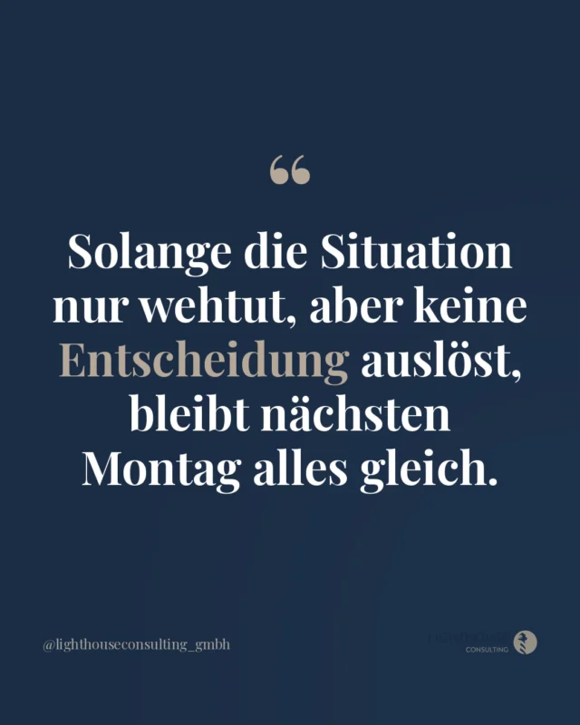 Manche Situationen tun weh, ohne dass sich etwas ändert.

Das ist kein Versagen und kein Zeichen von Schwäche. Es ist ein Zustand, den viele kennen: Der Schmerz ist real, aber er reicht noch nicht, um den nächsten Schritt zu gehen. Weil der nächste Schritt Unsicherheit bedeutet, und die Unsicherheit sich gerade noch schlimmer anfühlt als das, was ist.

Veränderung beginnt nicht im Gespräch darüber. Sie beginnt in dem Moment, in dem aus dem Gefühl eine Entscheidung wird. Nicht die perfekte Entscheidung. Einfach eine.

Was bräuchtest du gerade, damit aus dem Schmerz ein erster Schritt wird?