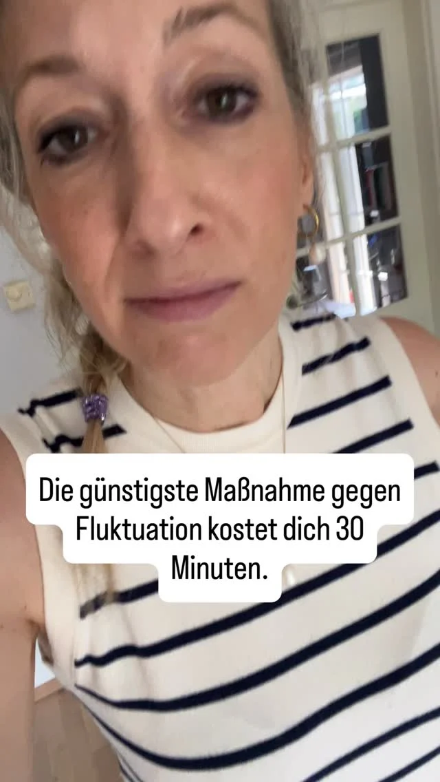 Mitarbeitergespräche? Dafür haben wir keine Zeit. Das machen wir bei uns nicht so. Das brauchen wir nicht.

Und dann kommt die Kündigung.

Und alle sind überrascht.

Dabei wäre die Kündigung fast immer vermeidbar gewesen.

Mit einem echten Gespräch. Einem das nicht über Abrechnung oder Urlaubsplanung geht sondern über die Person die dir gegenübersitzt.

Wie geht es dir gerade wirklich?
Bist du zufrieden?
Was brauchst du damit du gerne hier arbeitest?
Was beschäftigt dich?

Das sind keine großen Fragen. Aber sie sind die wichtigsten die du als Führungskraft stellen kannst.

Weil du nur dann weißt was in deinem Team vorgeht wenn du fragst.

Und weil Mitarbeiter die merken dass ihre Chefin sich wirklich interessiert eine ganz andere Bindung zur Praxis entwickeln.

Regelmäßige Mitarbeitergespräche sind kein Luxus.

Sie sind die günstigste Maßnahme gegen Fluktuation die es gibt. 

Speicher dir das. Und setz noch diese Woche einen Termin an.