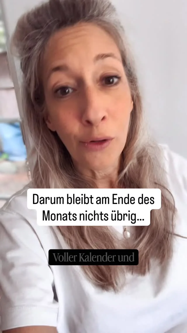 Ein Kunde hatte in jedem Monat einen vollen Kalender.
 
Keine freien Slots. Kaum Ausfälle. Team war da. Alles lief. 

Und trotzdem rief er uns an und sagte „ich verstehe nicht wo das Geld bleibt“.
 
Wir haben uns zusammengesetzt. Zahlen angeschaut. Kosten analysiert.
 
Und dann haben wir es gefunden.
 
Drei Stellen wo seine Praxis still Geld verlor. Jeden Monat. Ohne dass er es bemerkt hatte.
 
💸 Personalkosten knapp über 47% des Umsatzes 
💸 Ausfallquote von knapp 12%, unkontrolliert und nie aktiv gemanagt
💸 Zwei Leistungsbereiche die viel Zeit kosteten aber kaum Marge brachten
 
Drei Stellschrauben. Vier Monate später ein komplett anderes Bild.
 
Gleiche Auslastung. Deutlich mehr übrig.
 
Das ist Steuerung.
 
Und genau dafür sind wir hier. 💙
 
Speicher dir das und schreib uns in die Kommentare welcher der drei Punkte bei dir gerade das größte Thema ist. 👇