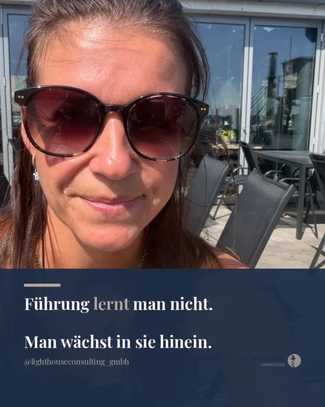 Führung lernt man nicht in der Uni. Man lernt sie, wenn das Team auf dich schaut.

Viele Zahnärztinnen und Zahnärzte stehen von einem Tag auf den anderen vor genau dieser Situation. Gestern noch Behandlerin, heute Chefin.

Und niemand hat erklärt, wie das eigentlich geht.

Was dann passiert, kennen wir gut. Man macht weiter wie bisher, hofft, dass das Team funktioniert, und wundert sich, warum so vieles trotzdem nicht klappt.

Dabei liegt der Unterschied oft nicht in der Fachkompetenz. Er liegt darin, wie du kommunizierst, wie du Entscheidungen triffst und wie du mit dir selbst umgehst, wenn der Druck steigt.

Führung ist lernbar. Aber sie wartet nicht, bis du dich bereit fühlst.

Was war dein größter Lernmoment als Führungskraft?