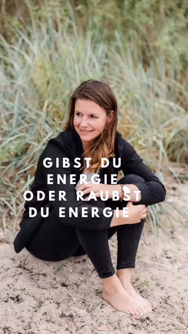 Die Art, wie wir miteinander umgehen, über Leistung, Gesundheit und Bindung entscheidet.

Energie ist die Währung moderner Arbeit

Fachkräfte mangeln scheitern nicht immer an Intelligenz oder Einsatzwillen sie mangeln an Energie. Und nichts raubt Energie schneller als eine Führungskraft, die unbewusst Druck ausübt, Kontrolle auslebt oder Anerkennung verweigert. Wer täglich in diesem Umfeld arbeitet, funktioniert zwar noch aber wächst nicht mehr.

Energiefördernde Führung ist kein Soft-Skill-Trend. Sie ist ein strategisches Werkzeug, das direkt auf Leistung, Gesundheit und Loyalität einzahlt.

Warum es sich lohnt! 
💯76Prozent kündigen wegen schlechte Führung 
💯-37 Prozent weniger Krankheitstage im Team mit Psychologischere Sicherheit 
💯aus Fehlern lernt man

Menschen verlassen kein Unternehmen, sie verlassen schlechte Führungskräfte, die ihre Energie rauben.