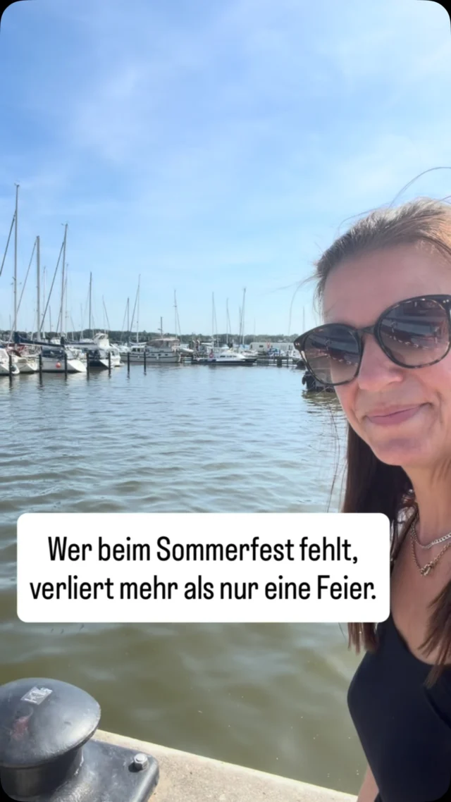 Es ist der Moment, in dem aus Kolleginnen ein Team wird. Wo man sich abseits von Terminplan und Praxisalltag einfach mal unterhält, lacht, näherkommt.

Wer regelmäßig fehlt, verpasst nicht “nur” eine Feier, sondern genau die Gelegenheiten, in denen Vertrauen und Zusammenhalt wachsen. Und mit der Zeit kann daraus eine spürbare Distanz zum Team entstehen.

Deshalb sind solche Events bei uns fester Bestandteil.💯

Denn ein starkes Team entsteht nicht nur am Empfang oder im Behandlungszimmer sondern auch bei einem kühlen Getränk im Garten.

👉 Wie wichtig sind euch Teamevents? Schreibt’s in die Kommentare!

#TeamSpirit #Praxisleben #Mitarbeiterbindung #Sommerfest #TeamKultur