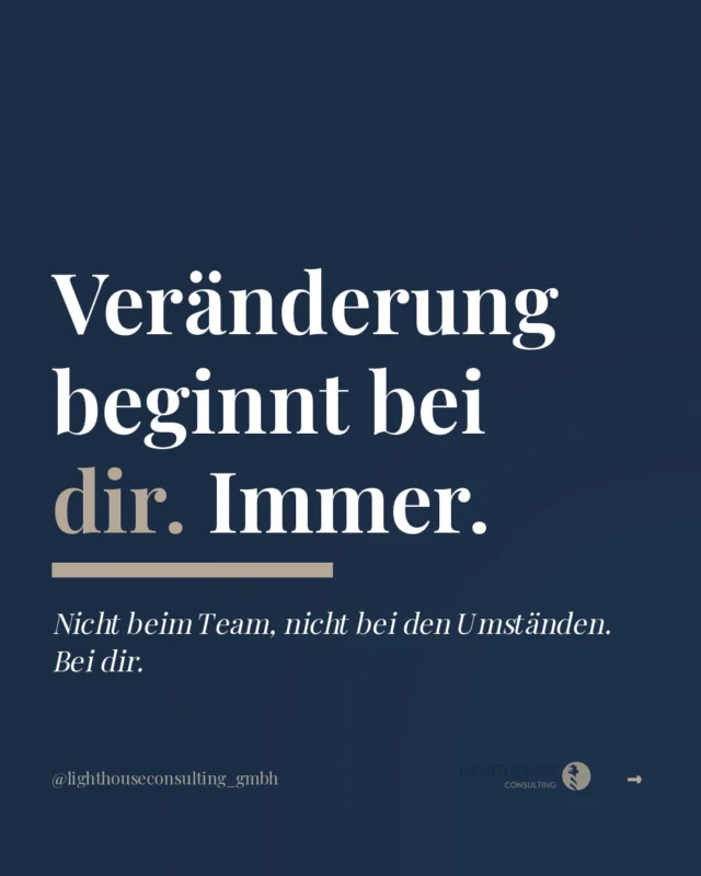Viele kennen das Gefühl: Das Team läuft nicht rund, die Stimmung stimmt nicht, irgendjemand zieht nicht mit. Und der erste Gedanke ist: Was muss sich bei denen ändern?

Dabei fängt jede echte Veränderung in der Praxis woanders an. Bei dir. In dem Moment, in dem du klar bist, was du willst. In dem Moment, in dem du so führst, wie du geführt werden möchtest. In dem Moment, in dem du aufhörst zu warten, dass sich etwas von allein verschiebt.

Selbstführung ist kein weiches Thema. Sie ist die Voraussetzung für alles andere. Kein Team entwickelt sich weiter, wenn die Führungsperson selbst im Stillstand bleibt. Keine Struktur hält, wenn sie nicht vorgelebt wird. Keine Kultur entsteht, wenn niemand den ersten Schritt macht.

Veränderung beginnt bei dir. Immer. Ausnahmslos.

Wo spürst du gerade, dass du selbst der erste Schritt bist, den du noch nicht gemacht hast? 💙