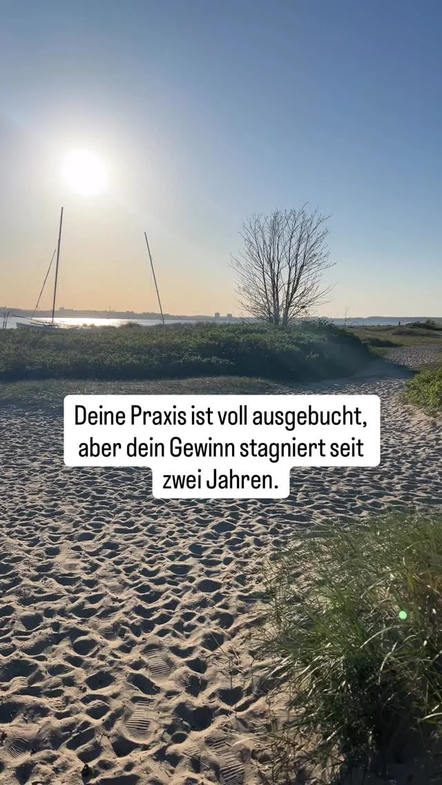 Vollgepackter Terminkalender und kein freier Slot bis Ende des Monats.

Und trotzdem schaust du am Monatsende auf dein Konto und fragst dich, wo das ganze Geld eigentlich geblieben ist.

Das ist kein Einzelfall. Das ist das Muster, das wir in fast jeder Praxis sehen, die zu uns kommt.

Volle Auslastung bedeutet nicht automatisch Profitabilität.

Die meisten Zahnärzte optimieren ihre Behandlungsqualität, aber niemand hat ihnen je beigebracht, ihre Praxis wie ein Unternehmen zu führen.

Die drei häufigsten Ursachen, die wir sehen:

→ Leistungen werden erbracht, aber nicht konsequent abgerechnet
→ Das Team kostet mehr als es erwirtschaftet
→ Die Preisstruktur wurde seit Jahren nicht angefasst

Du musst nicht mehr arbeiten. Du musst smarter aufgestellt sein.

Wenn du erkennst, dass dein Terminbuch voll ist, aber dein Gewinn es nicht widerspiegelt, dann ist jetzt der richtige Zeitpunkt für einen ehrlichen Blick auf deine Zahlen.

Folge uns für mehr Tipps rund um die Zahlen deiner Praxis!