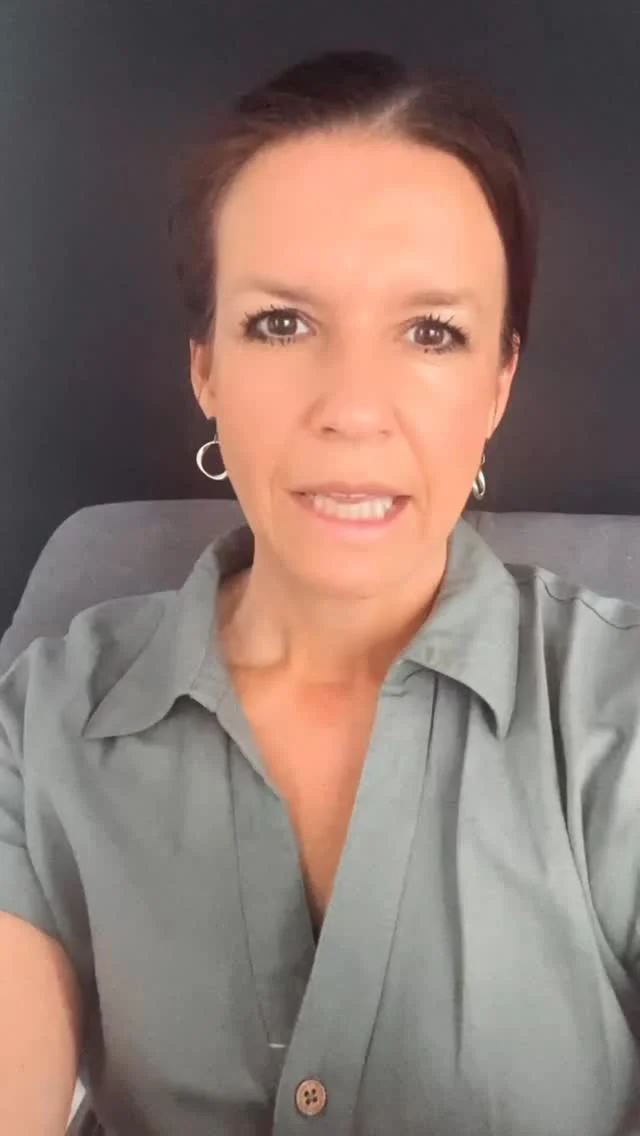 Warum deine Praxis Geld verliert ohne es zu merken

Kein strukturiertes Terminbuch = tägliches Chaos.

Und das sieht dann so aus:
💯Patienten warten ewig auf ihre Wurzelbehandlung
💯Doppelte Einbestellungen niemand hat den Überblick
💯Deine Mitarbeiterin rennt von Zimmer zu Zimmer
💯Die Dokumentation bleibt liegen
💯Schlange an der Anmeldung und gestresste Patienten
💯Feierabend. Umsatz? Nicht erreicht. 🥴

Das Traurige daran: Es wäre so leicht zu ändern.

✅ Richte feste Terminblöcke ein.
✅ Plane aufwendige Behandlungen in eigene Zeitfenster.
✅ Schaff Struktur für dein Team, deine Patienten und deinen Umsatz.

Ein gut geführtes Terminbuch ist kein Detail. Es ist die Basis für eine Praxis, die wirklich funktioniert.

Hast du Terminblöcke in deiner Praxis? Schreib’s in die Kommentare! 👇