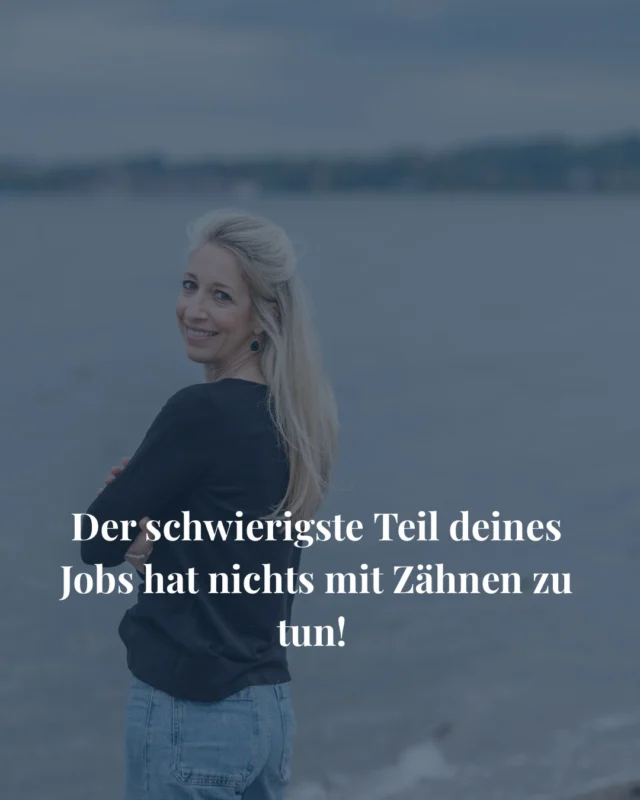 Weisst du noch was du dir vorgestellt hast?
 
Vor deiner ersten Praxis und vor deinem ersten Team.
Und vor allem vor den ganzen Krankmeldungen.
 
Du hast dir vorgestellt Zähne zu behandeln. Menschen zu helfen. Etwas aufzubauen das deinen Namen trägt.
 
Und dann kam der Alltag.
 
Und mit ihm der Teil den niemand erwähnt hatte.
 
Die Mitarbeitergespräche die dich mehr kosten als jede Behandlung. Die Konflikte die du löst bevor der erste Patient kommt. Die Entscheidungen die du alleine triffst weil sie niemand sonst treffen kann. Die Erschöpfung die kommt wenn man für alles und alle verantwortlich ist.

Der schwierigste Teil deines Jobs hat nichts mit Zähnen zu tun.

Er hat mit dir zu tun.

Mit dem Menschen hinter der Praxisinhaber:in.

Und der verdient genauso viel Aufmerksamkeit wie alles andere. 💙

Speicher dir den Beitrag unbedingt ab. 🔖