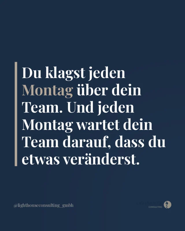 Jeden Morgen wartet Führung auf dich. Ob du bereit bist oder nicht.

In deiner Ausbildung gab es kein Modul dafür. Kein Seminar, kein Prüfungsfach.

Und trotzdem stehst du jeden Tag mittendrin.

Viele kennen das Gefühl: Entscheidungen kommen aus dem Bauch, weil keine Zeit ist. Reaktion statt Haltung.

Das ist kein Vorwurf. Das ist einfach das, was passiert, wenn Führung auf Autopilot läuft.

Hier ist der erste Schritt raus: Stell dir jeden Morgen, bevor der Tag beginnt, eine einzige Frage. Nicht „Was muss ich heute erledigen?“, sondern „Was will ich heute mit meinem Team erreichen?“ Wer eine Frage stellt, fängt an, in Antworten zu denken.

Das ist der Unterschied zwischen Reaktion und Führung.

Und dann der zweite Schritt: Triff heute eine Entscheidung, die schon zu lange wartet. Nicht die größte.

Die eine, die jeden Morgen kurz auftaucht und dann wieder weggeschoben wird. Deine Situation verändert sich nicht durch Gespräche über sie, sondern durch Entscheidungen in ihr.

Führung lernt man nicht in einem Seminar, das irgendwann stattgefunden hat. Man lernt sie, indem man sie jeden Tag ein bisschen bewusster macht.

Kein großer Sprung. Kein Masterplan.

Nur der nächste Schritt, der heute schon möglich ist. 💙

Welche Entscheidung wartet bei dir gerade darauf, getroffen zu werden?